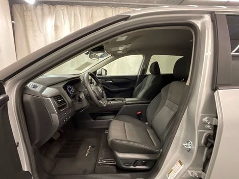 Used 2025 Nissan Rogue SV FWD image 10