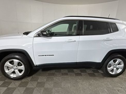 Used 2022 Jeep Compass Latitude w/ Convenience Group AWD/4WD image 5