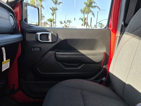 New 2025 Jeep Gladiator Rubicon w/ Technology Group image 14