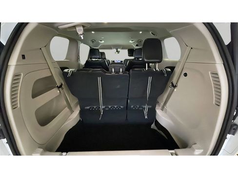Used 2024 Chrysler Pacifica Touring-L image 16