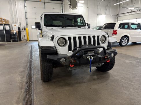 Used 2018 Jeep Wrangler Unlimited Sahara AWD/4WD image 3