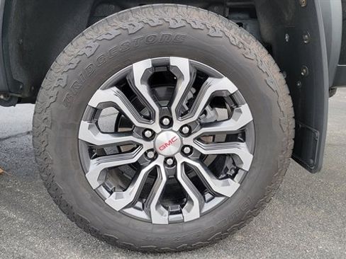 Used 2024 GMC Canyon Denali image 18