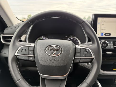 Used 2023 Toyota Highlander XLE AWD/4WD image 10