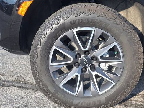 Used 2023 Chevrolet Tahoe Z71 w/ Luxury Package AWD/4WD image 6