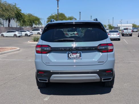 Used 2025 Honda Pilot Touring image 4