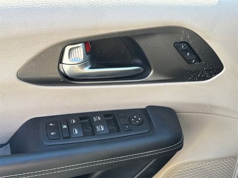 Used 2023 Chrysler Pacifica Touring-L image 23