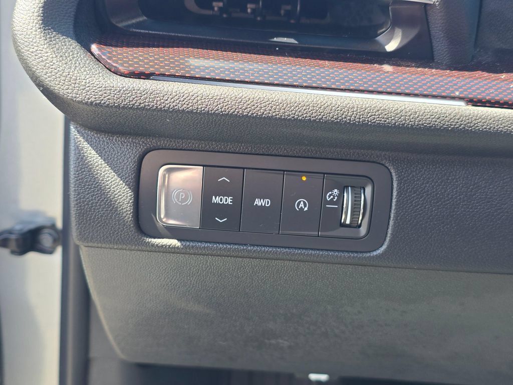 Used 2025 Chevrolet Traverse Z71 w/ LPO, Floor Liner Package AWD/4WD image 21