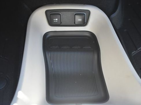 Used 2020 Chrysler Pacifica Touring-L FWD image 31