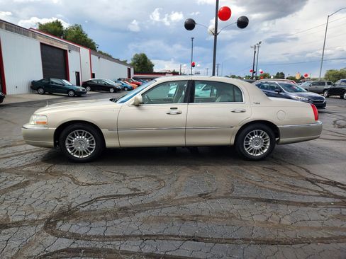 Used 2006 Lincoln Town Car Signature Limited RWD image 6