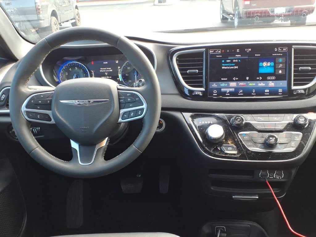 Used 2025 Chrysler Pacifica Select FWD image 10