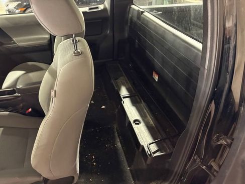 Used 2018 Toyota Tacoma SR image 12