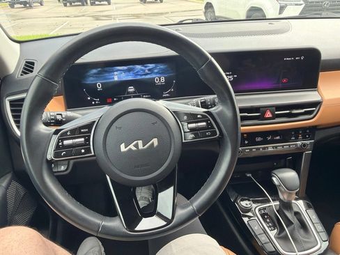Used 2024 Kia Seltos EX FWD image 2