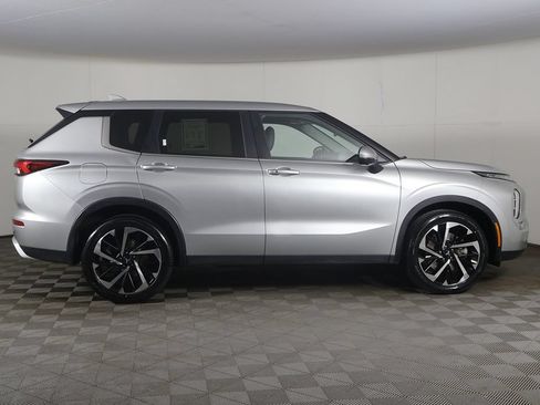 Used 2024 Mitsubishi Outlander SE FWD image 17