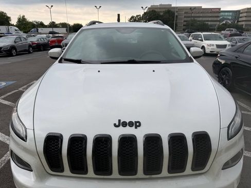 Used 2018 Jeep Cherokee Latitude w/ Altitude Package FWD image 2
