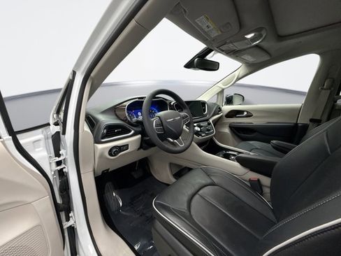 Used 2024 Chrysler Pacifica Limited w/ Trailer Tow Group image 10