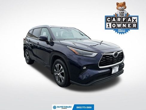 Used 2022 Toyota Highlander XLE AWD/4WD image 1