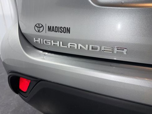 Used 2024 Toyota Highlander LE AWD/4WD image 39
