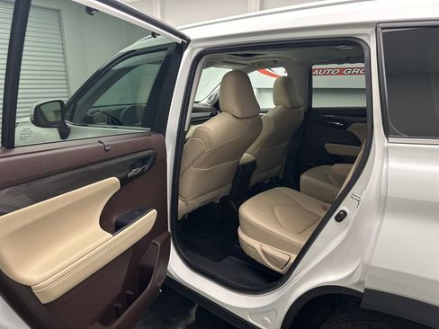 Used 2022 Toyota Highlander Limited image 6