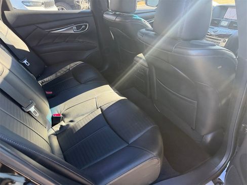 Used 2019 INFINITI Q70 Luxe w/ Sport Package image 18