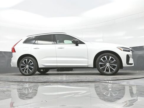 Used 2024 Volvo XC60 B5 Plus image 32