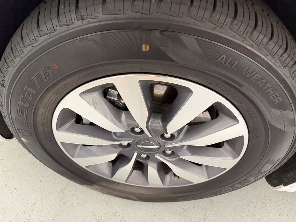 Used 2023 Chrysler Pacifica Touring-L FWD image 9