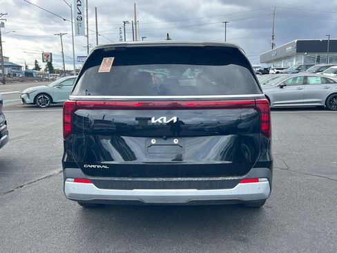 Used 2025 Kia Carnival FWD image 6