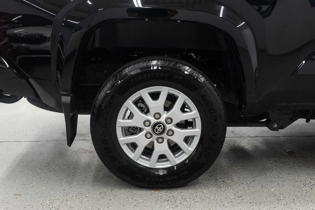 Used 2025 Toyota Tacoma SR5 AWD/4WD image 32