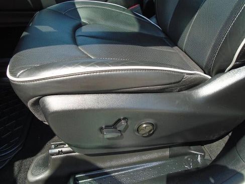 Used 2025 Chrysler Pacifica Limited FWD image 18