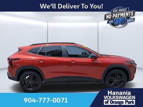 Used 2024 Chevrolet Trax ACTIV w/ Sunroof Package FWD image 2