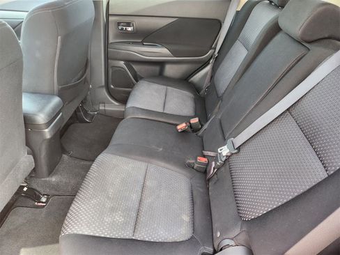 Used 2018 Mitsubishi Outlander SE image 24