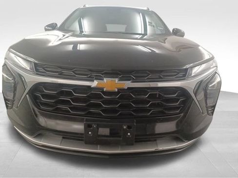 Used 2024 Chevrolet Trax LT FWD image 2