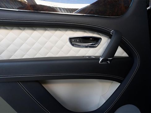 Used 2017 Bentley Bentayga image 35