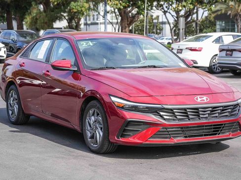 Used 2024 Hyundai Elantra SEL FWD image 3