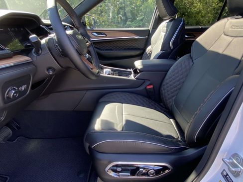 New 2025 Jeep Grand Cherokee Summit image 16