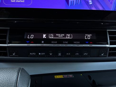 Used 2025 Toyota Sienna XLE FWD image 34