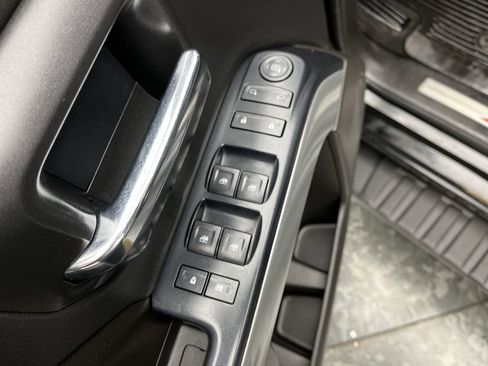 Used 2017 Chevrolet Silverado 1500 LT w/ Midnight Edition AWD/4WD image 8
