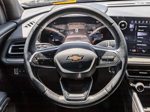 Used 2025 Chevrolet Traverse LT FWD image 12