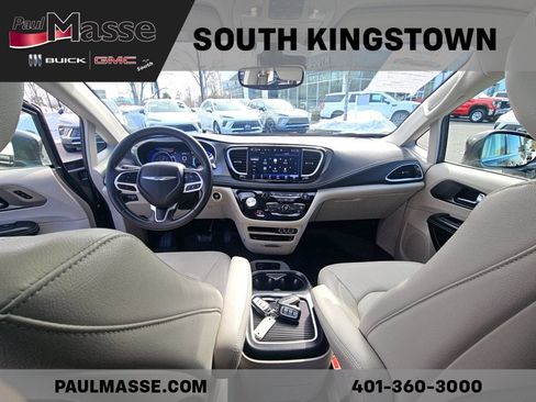 Used 2021 Chrysler Pacifica Touring-L w/ Uconnect Theater Family Group image 7