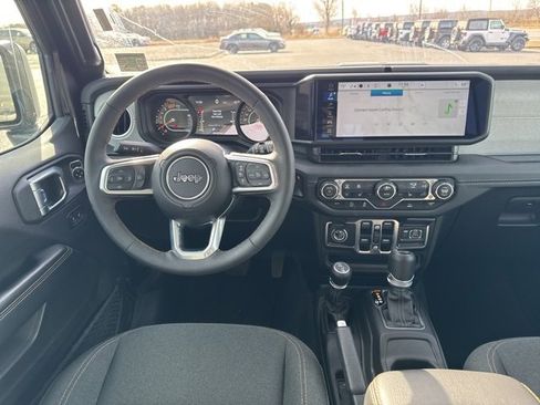 Used 2025 Jeep Wrangler Sahara image 17