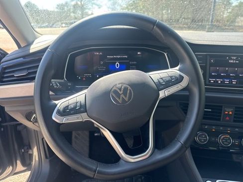 Used 2024 Volkswagen Jetta SE image 13
