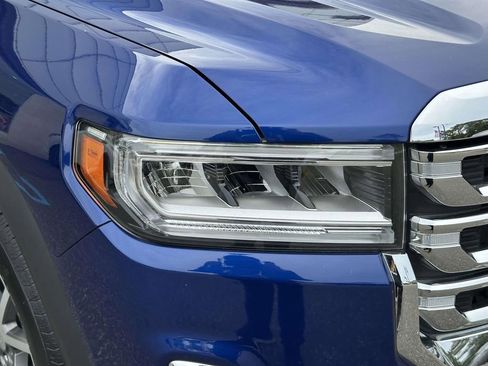 Used 2023 GMC Acadia SLE w/ Driver Convenience Package image 10