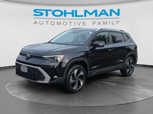 Used 2026 Volkswagen Taos SE AWD/4WD image 1