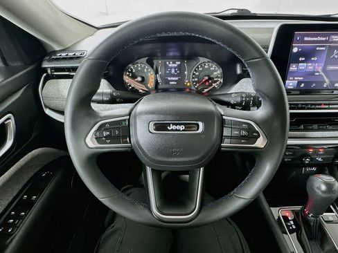 Used 2022 Jeep Compass Latitude w/ Sun and Sound Group FWD image 11