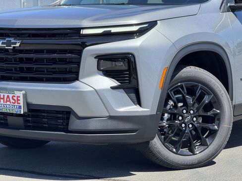 New 2026 Chevrolet Traverse LT w/ Midnight/Sport Edition AWD/4WD image 3