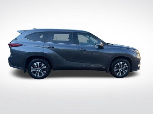 Used 2021 Toyota Highlander XLE AWD/4WD image 7