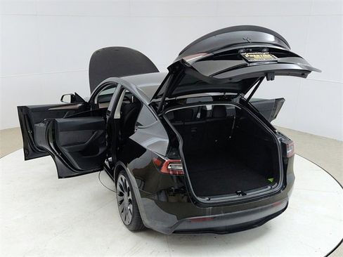 Used 2023 Tesla Model Y Performance image 23
