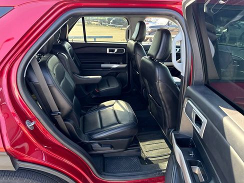 Used 2023 Ford Explorer XLT w/ Equipment Group 202A RWD image 12