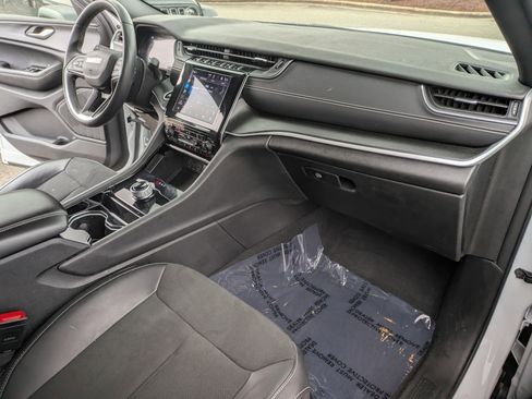 Used 2023 Jeep Grand Cherokee L Laredo image 24