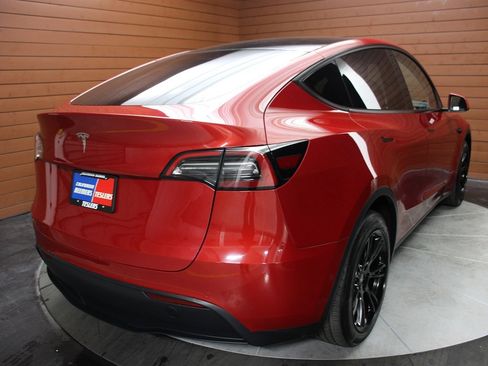 Used 2022 Tesla Model Y Long Range image 3