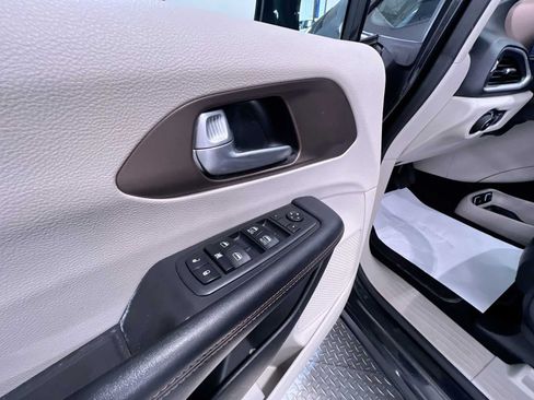 Used 2018 Chrysler Pacifica Touring-L w/ Tire & Wheel Group FWD image 12